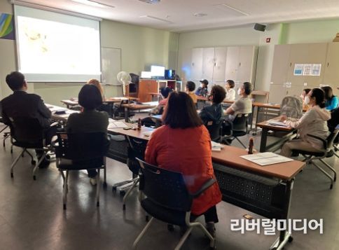 마을해설사들이 우리동네(심곡본동) 홍보영상을 시청하고 있다.