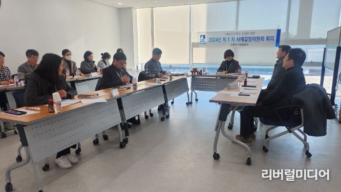 수원시는 월 1회 사례결정위원회를 열고 요보호 아동의 보호조치 등을 심의한다.