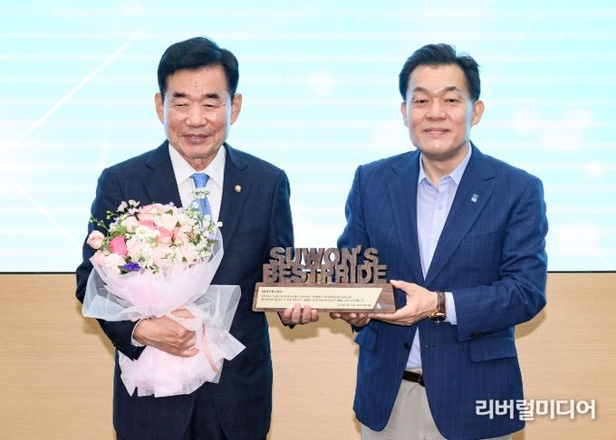 이재준 수원시장(오른쪽)이 김진표 국회의장에게 감사패를 전달하고 있다.