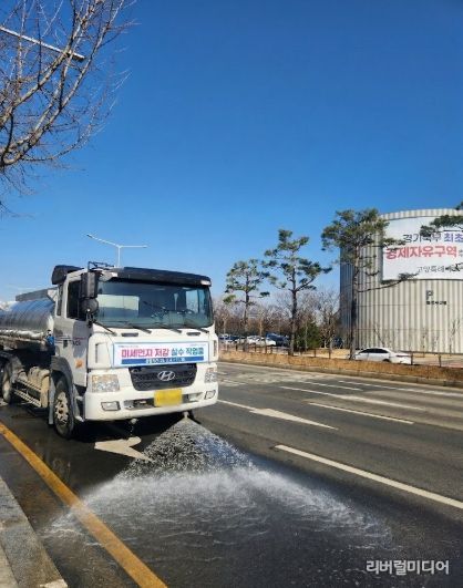 미세먼지 살수차 운행 모습.