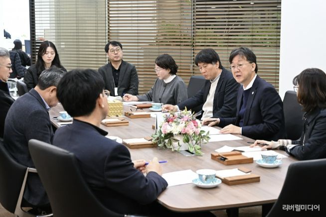 이민근 안산시장(사진 오른쪽 앞에서 두번째)이 18일 안산 상공회의소에서 열린 '중동사태 지역 기업 피해상황 점검 간담회'에서 대응방안 논의를 하고 있다.