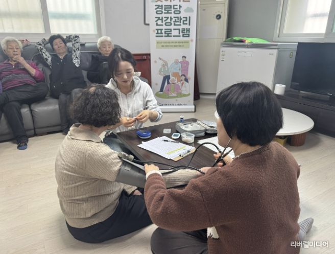 16일 고잔동 황금경로당에서 '찾아가는 통합건강 관리 프로그램'이 진행중이다.