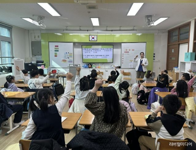 17일 안산서초등학교에서 '짝꿍 치아건강교실'이 진행중이다.