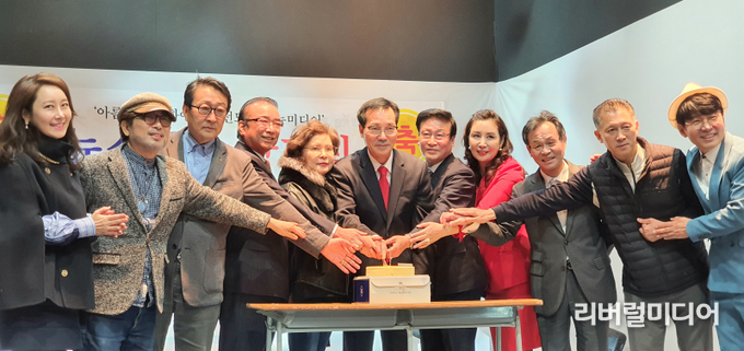 (사진 좌로부터) 이상은 탤런트(SBS), 강대영 (주)한국분장 대표, 김진욱 전. (주)한미약품 상무이사, 이왕신 한국창조예술문화총연합회 총재, 최지형 운성라이프 회장, 김태후 뉴스문화 대표(시인), 황경노 한국연예일보 발행인(닥터셀바이오 대표), 김종례 성신여대 뷰티융합대학원 겸임교수, 장정구 전.WBC 라이트급 챔피언, 조은호 장정구체육관 관장, 김작가 가수 겸 연기자