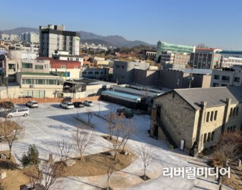 ‘북수동 왕의 골목 특화사업’으로 북수동성당 내 조성한 공공통행로