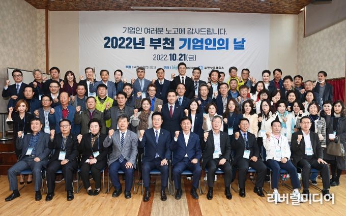 파이팅을 외치며 단체 기념촬영을 하고 있다