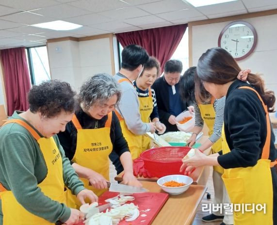 영통2동 지역사회보장협의체, 홀몸어르신 등에 정성가득 반찬 나누며 안부확인