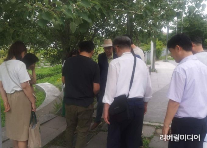 시민감사관 생활밀착형 감찰 활동의 일환으로 26일 우기에 대비한 빗물받이 현장점검을 실시했다.