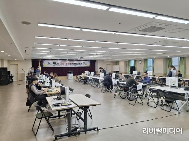 부천시청 3층 소통마당에서 ‘달리는 국민신문고’ 운영 모습