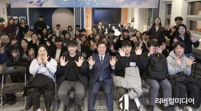 박승원 광명시장이 지난 11월 29일 제2청년동 청춘곳간에서 열린 '2024년 광명시 청년정책 워크숍-생각 펼침장' 참석자들과 기념사진을 촬영하는 모습.