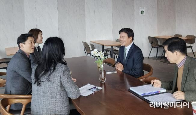 조용익 부천시장(오른쪽 두번째)이 이달 2일 경기형 과학고 심층 질의 면접에 직접 참여하기 위해 경기도교육청을 찾았다.