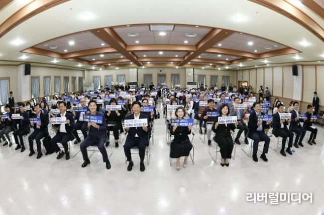 지난 10월 9일 부천시 오정구청 대강당에서 열린 ‘부천 과학고 설립 추진을 위한 시민설명회’에서 시민들이 “경기형 과학고 이제는 부천입니다!”가 쓰인 손피켓을 들고 과학고 유치를 기원하고 있다.
