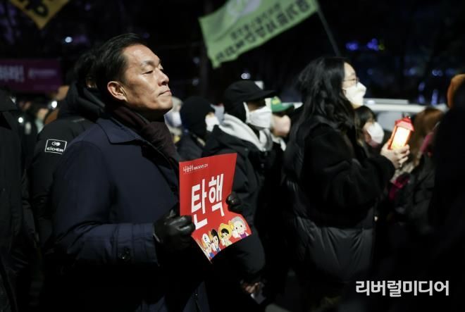 이재준 수원시장이 7일 국회의사당 앞에서 시위에 참석한 모습.