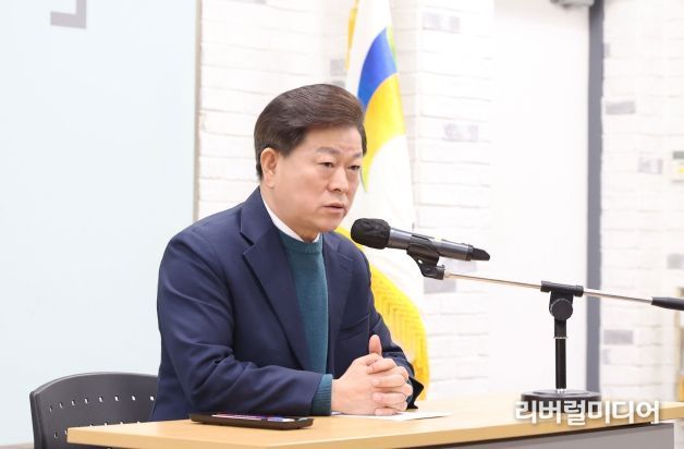 박승원 광명시장은 12일 시청 중회의실에서 긴급 간부회를 열고 “소비촉진 지원금과 지역화폐 지원 강화 등 가능한 모든 민생경제 지원 방안을 마련하라”고 주문했다.