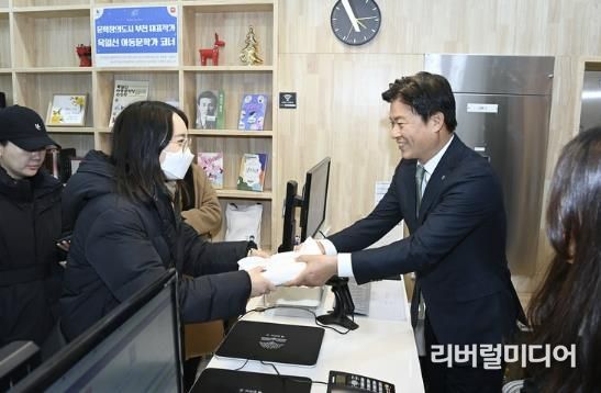 지난 27일 조용익 부천시장이 소사칙칙폭폭도서관을 찾는 시민에게 도서를 대출해주고 있다.