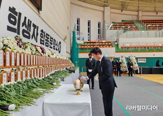 조용익 부천시장이 1일 전남 무안종합스포츠파크에 마련된 항공 참사 합동분향소에 직접 방문해 조의를 표했다.