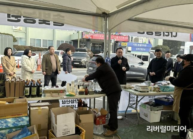 여주시 이충우 시장이 직거래 장터 참여 농가들을 격려하고 있다