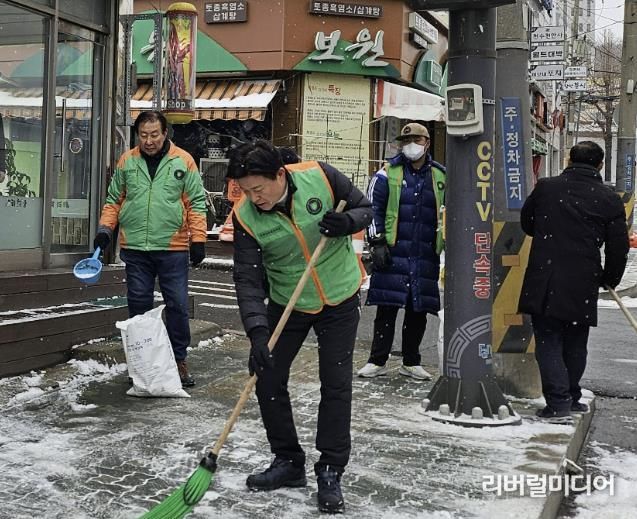 조용익 부천시장이 설연휴 자율방재단과 함께 제설작업에 동참하고 있다.