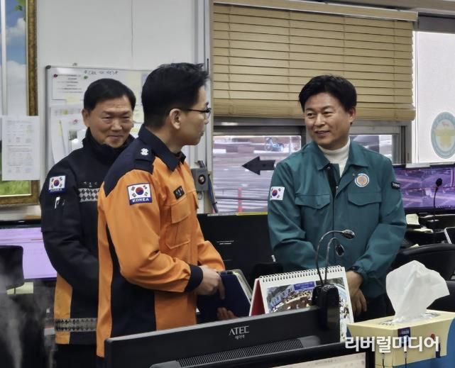 조용익 부천시장이 부천소방서를 방문하여 관계자들을 격려하고 있다.
