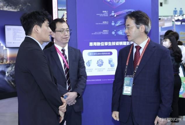 가오슝 스마트시티 서밋 전시관에서 AI와 디지털 트윈 관련 최신 기술을 파악하고 있는 이동환 고양시장
