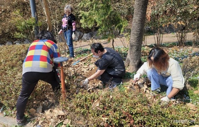 경기도 광명시 광명5동 주민자치회, 너부대공원에 꽃을 입히다