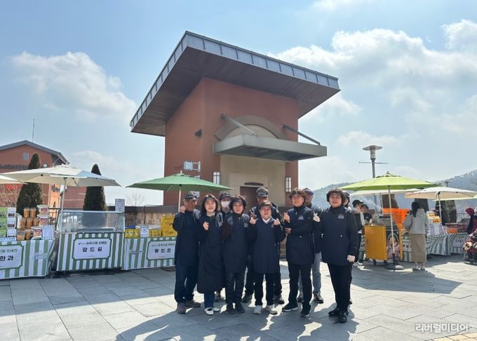 여주프리미엄아울렛 여주농특산물 직거래장터 기념사진.