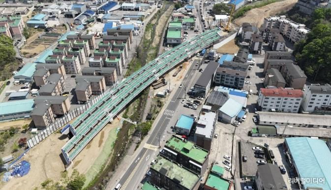 광주시, 성남~광주간 도로 확․포장 공사 2공구 교량 거더 거치 작업 구간.