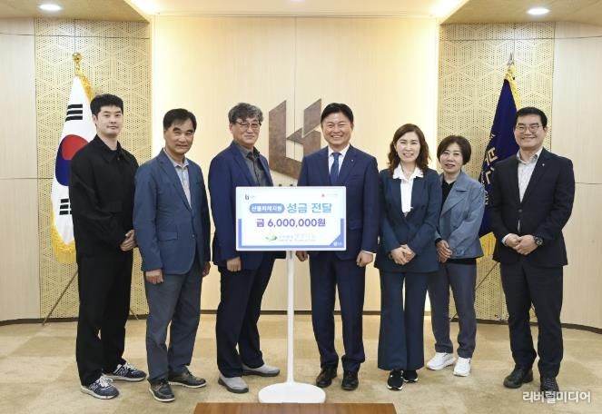 성금 전달 후 기념촬영을 하고 있는 조용익 부천시장과 ㈜햇빛나눔 관계자들