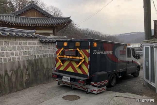 차도 구간을 탐사 하고 있는 차량형 지표투과레이더(GPR).