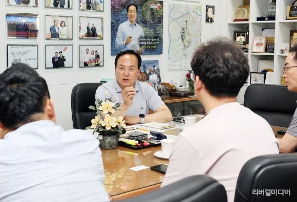 오산동탄비대위 간담회에서 이권재 오산시장 모습.