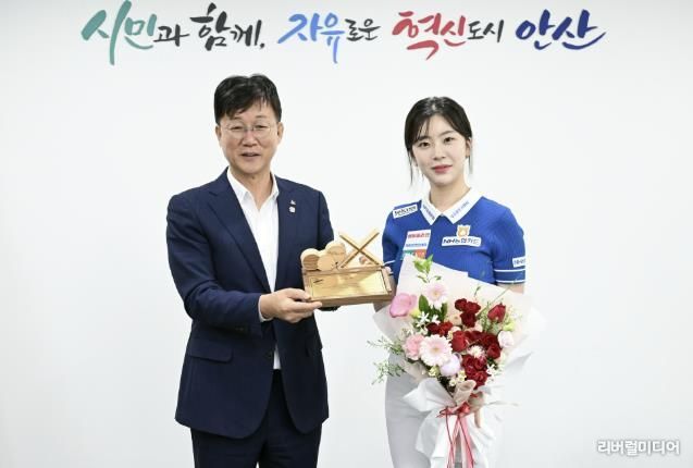이민근 안산시장(왼쪽)이 정수빈 프로당구 선수(오른쪽)를 안산시 홍보대사로 위촉하고 함께 기념촬영을 하고 있다.