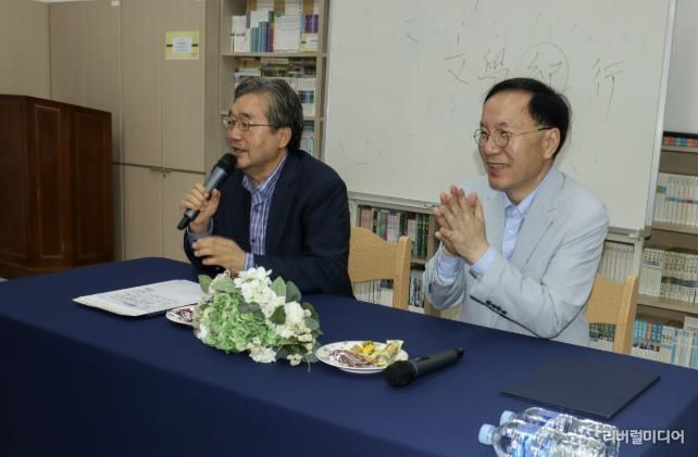 강연 후 김종회 촌장이 김경식 시인과의 대담에서 질의하고 있다