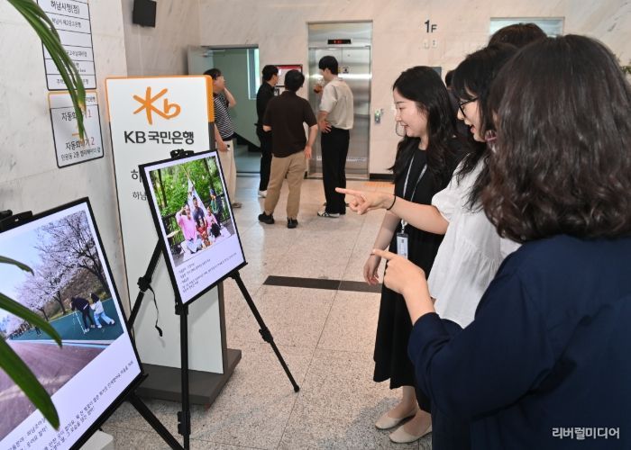 시청 별관 1층 로비에서 열린 ‘인구정책 사진 공모전’ 수상작 전시회를 감상하고 있는 모습.