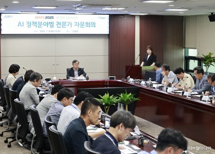 조승문 화성특례시 제2부시장이 8일 AI 정책분야별 전문가 자문회의를 주재하고 있다.
