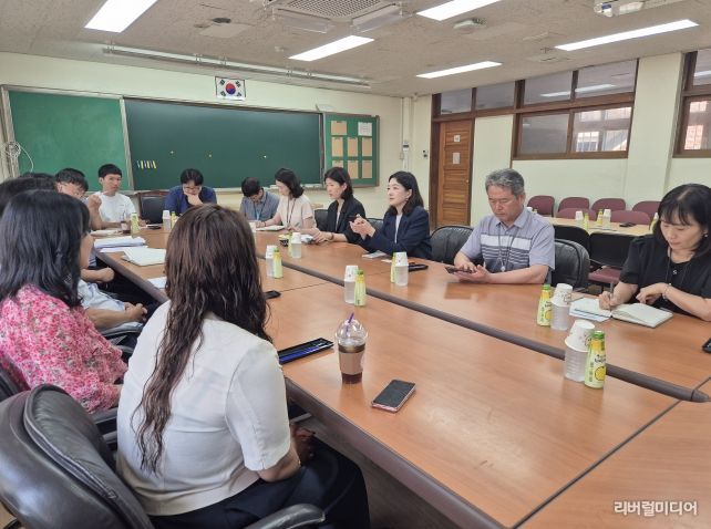 장윤정 의원, 안산 중앙중 ‘친환경 운동장 조성’ 현장 의견 청취