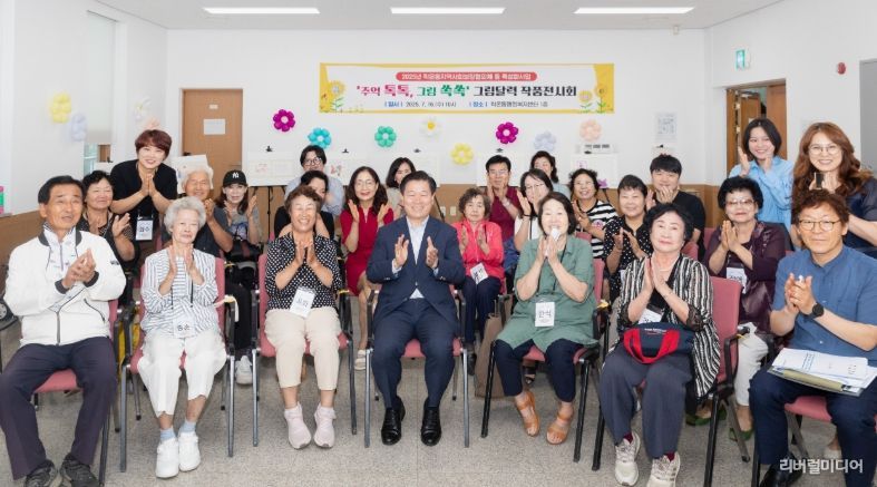 광명시 학온동 지역사회보장협의체는 지난 16일 동 특성화 사업 ‘추억 톡톡, 그림 쏙쏙’ 그림달력 작품 전시회를 개최했다.