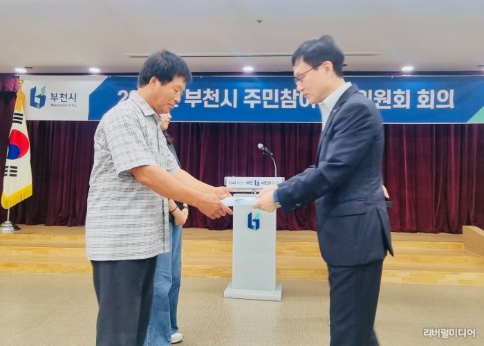 대표위원에게 위촉장을 수여하는 이재우 기획조정실장(오른쪽)