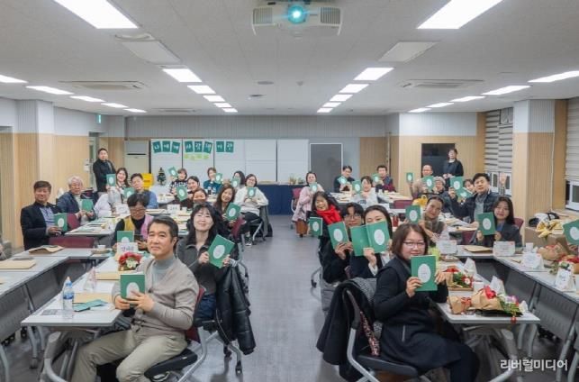 시흥 사람책은 함께 모여 의견을 나누며 발전방향을 찾아나가고 있다