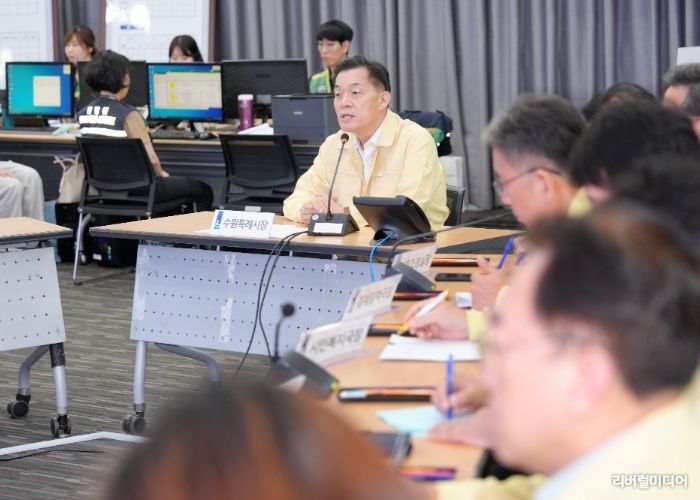 이재준 수원시장이 수원시 전시종합상황실에서 2025년 을지연습 최초 상황보고회를 주재하고 있다.