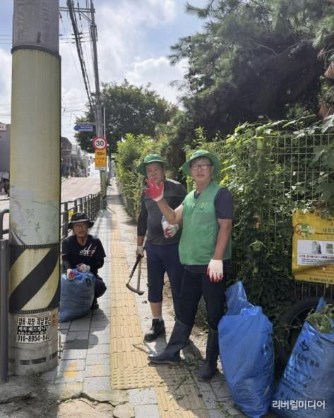 수원시 권선구 세류3동, 잡초뽑고 거리반짝! 대청소 실시
