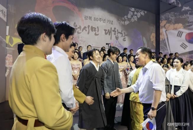 이재준 수원시장이 지난 8월15일 제1야외음악당에서 열린 수원시민대합창에 참여한 전문 예술인들과 인사를 나누고 있다.