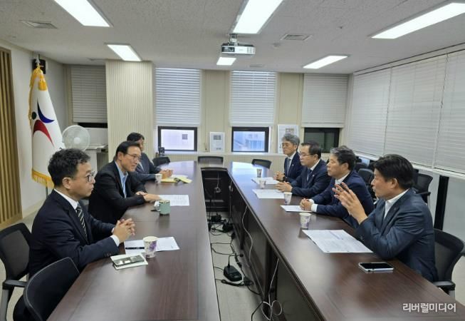 조용익 부천시장이 부천 과학고 학생 선발방안 및 향후 운영 방향에 대해 이야기하고 있다. (왼쪽 가운데 임태희 경기도교육감, 오른쪽 맨 앞부터 차례로 조용익 부천시장, 서영석 국회의원, 이건태 국회의원, 김기표 국회의원)