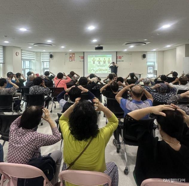 주민들이 대부보건지소 건강교육실에서 물리치료사의 스트레칭 교육에 참여하고 있다.