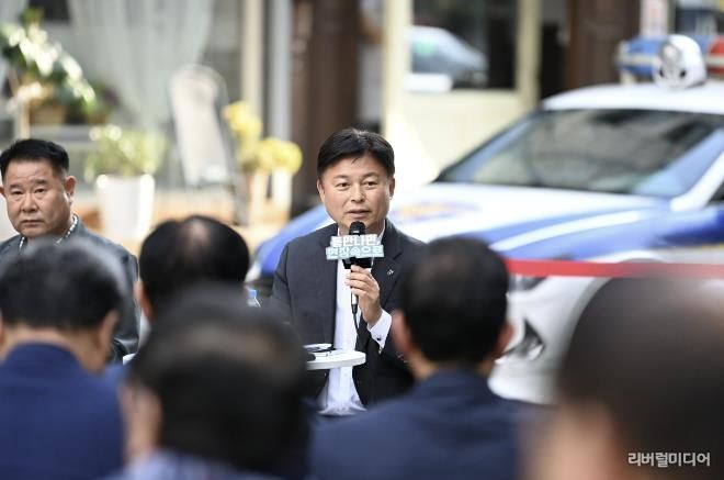 조용익 부천시장이 29일, 부천역 피노키오 광장에서 열린 ‘틈만나면, 현장속으로’에서, 막장 유튜버 활동 근절 방안을 논의하고 있다.