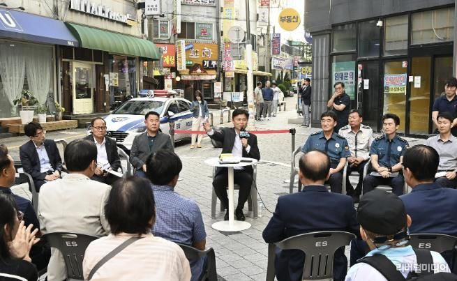 조용익 부천시장이 29일, 부천역 피노키오 광장에서 열린 ‘틈만나면, 현장속으로’에서, 막장 유튜버 활동 근절 방안을 논의하고 있다.