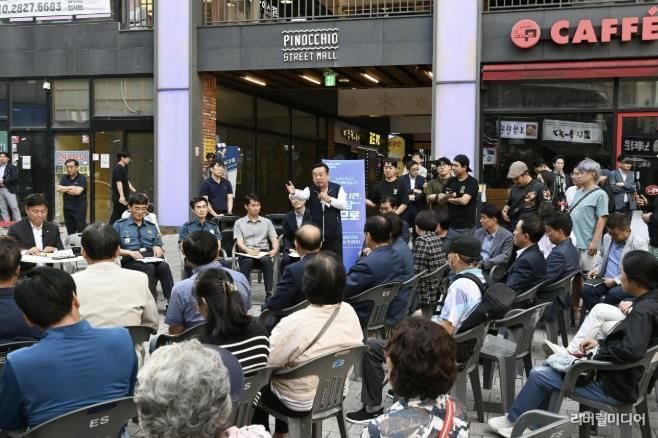 한 시민이 29일 부천역 피노키오 광장에서 열린 ‘틈만나면, 현장속으로’에서 발언하고 있다.