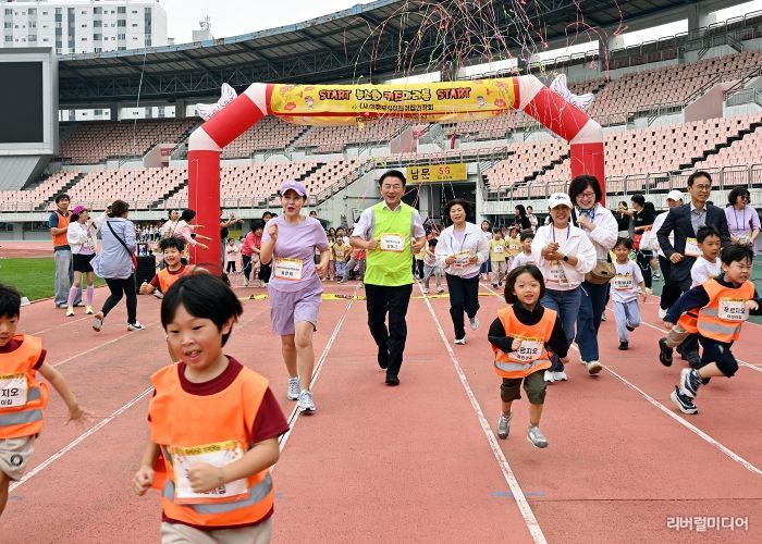 김동근 시장이 9월 30일 ‘2025년 제9회 의정부시어린이집연합회 영유아 체험전’에서 진행되는 키즈 마라톤에 참여하고 있다.
