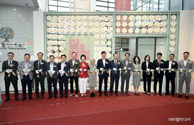 이민근 안산시장(오른쪽 여덟번째)이 안산산업역사박물관 기획전시 ‘실의 여정: 손끝에서 로봇까지’ 개막식에서 테이프 커팅을 하고 있다.