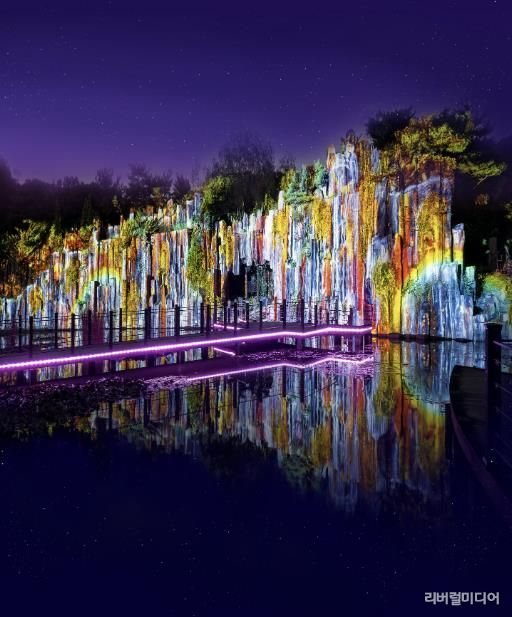 절리폭포에 투영된 프리쇼 ‘기상낙원’ 모습