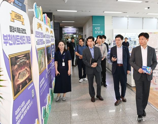 조용익 부천시장(오른쪽)이 ‘기본을 심다, 혁신이 피어나다’를 주제로 열린 ‘혁신·적극행정 우수사례 전시회’를 둘러보고 있다.